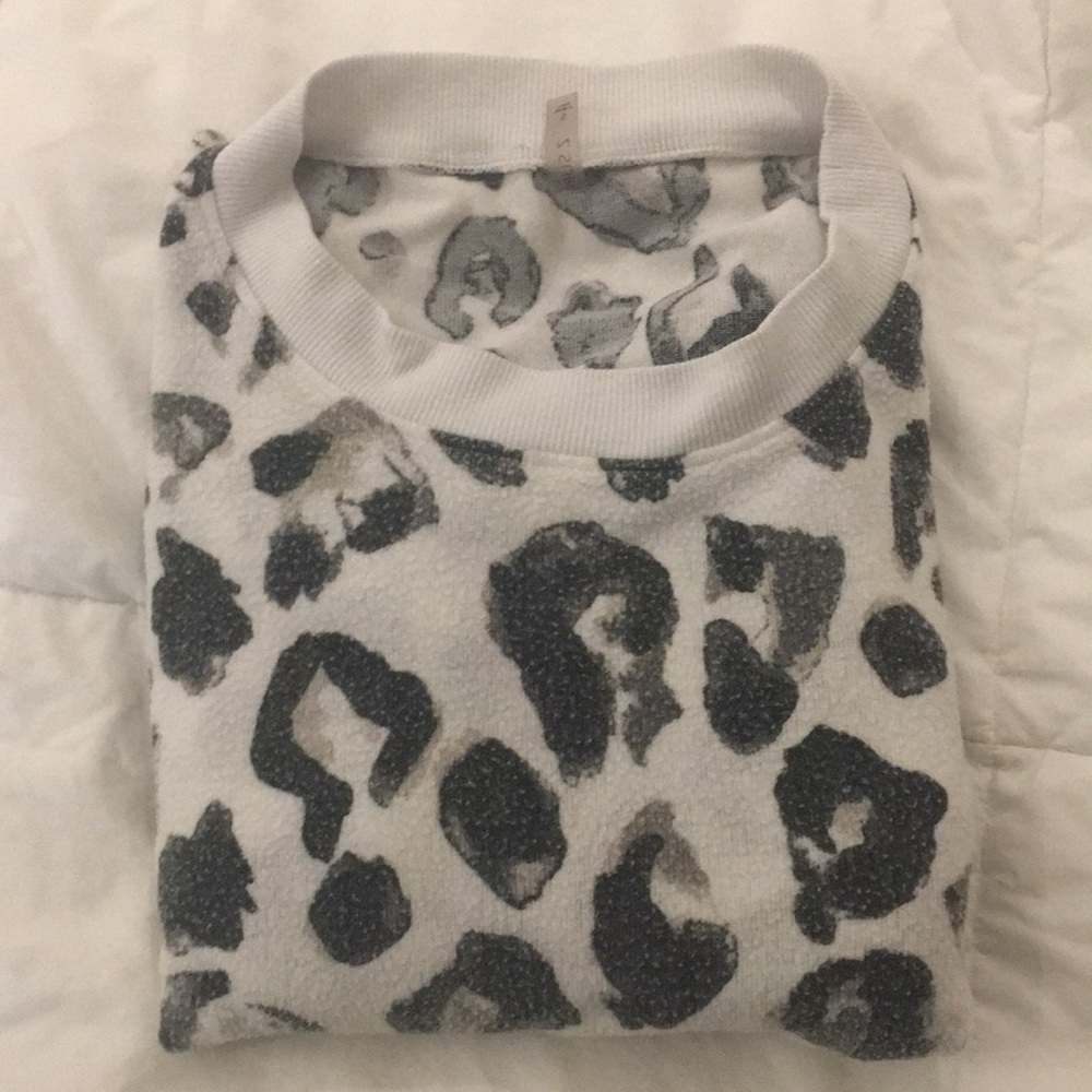 Relaxed fit leopard print crew neck